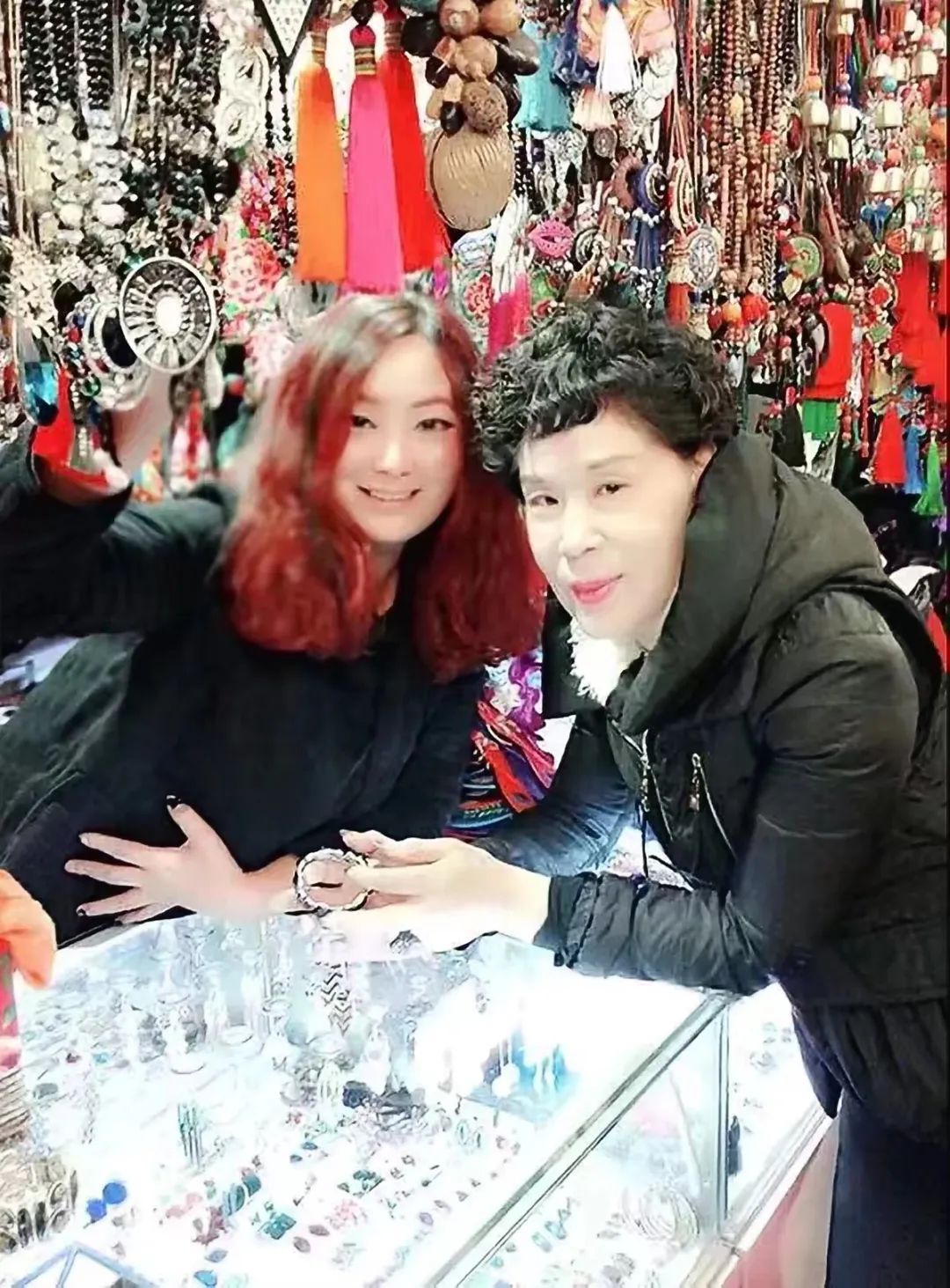 来济南20多年的瑞丽妹子，在中恒做小商品生意，卖云南特色商品