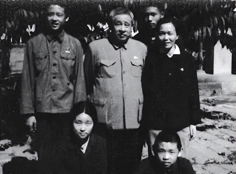 1980年陈香梅访华，会谈间邓公打趣*承志廖**：你这舅舅是“妻管严”