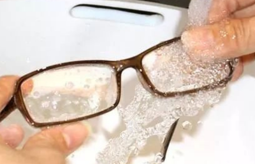 眼镜的清洁方法有哪些,专家教你如何洗眼镜