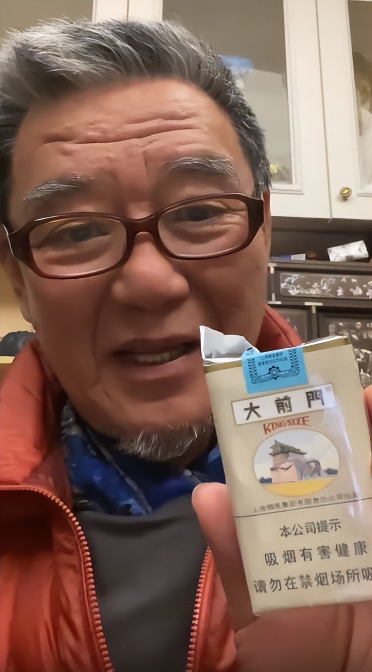 李立群抽大前门烟完整版,李立群抽的大前门香烟多少钱