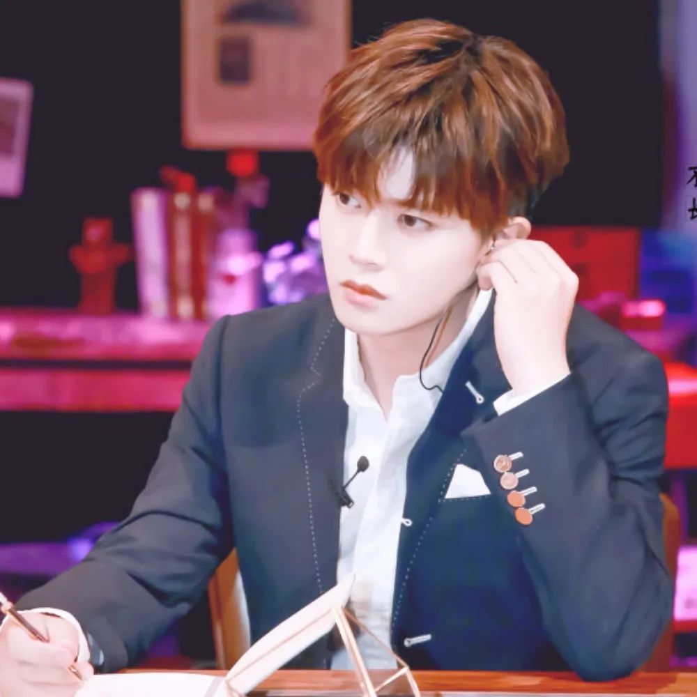 爱豆表格图任嘉伦,任嘉伦头像帅气高清粉色