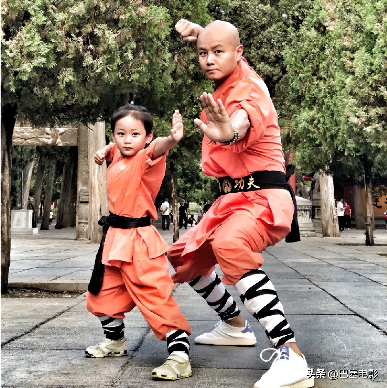 47岁乐嘉在美国被偶遇，高端水成箱买，细看资产，才知什么叫精明