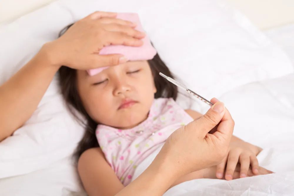 小孩熟睡发烧39度要叫醒喂药,宝宝发烧38.5睡着了用叫醒喂药吗