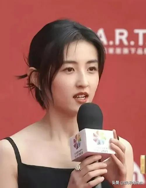 华表奖首位00后影后张子枫,华表奖首位00后“影后”