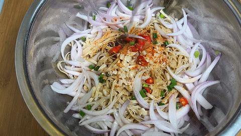 洋葱拌木耳豆腐皮的正确方法视频,两张豆腐皮