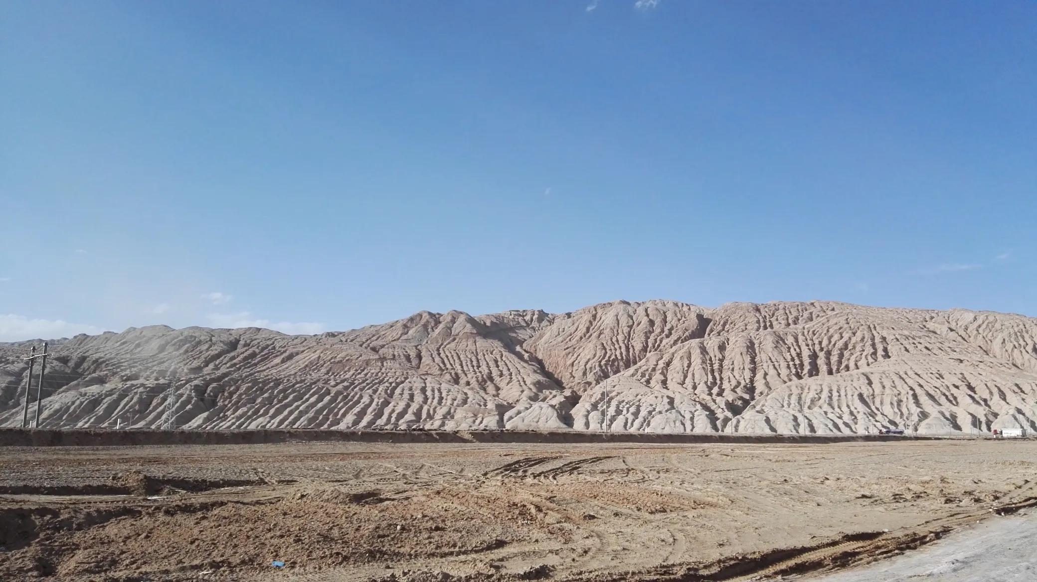 青藏高原青海西部翡翠湖一日游,自驾青海茫崖翡翠湖入新疆路线