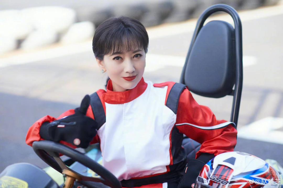 赵雅芝既优雅端庄又调皮可爱,70岁的赵雅芝滑滑板