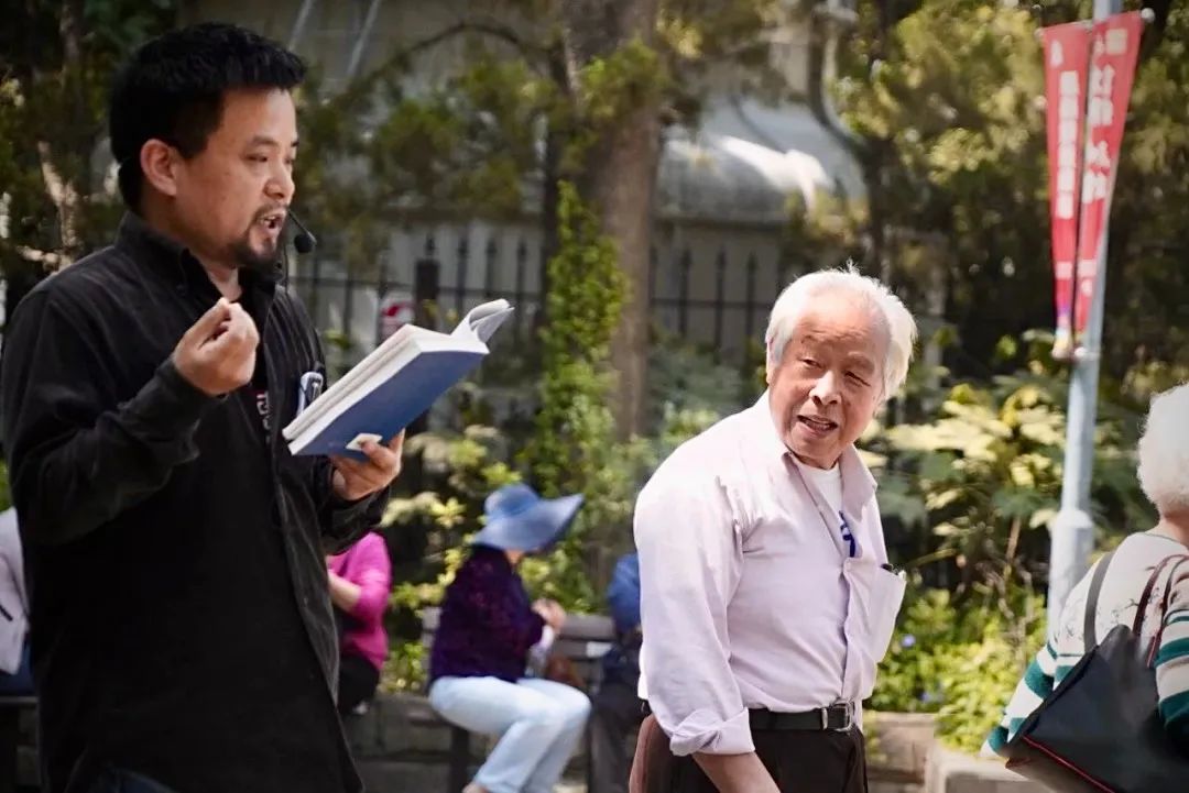 他在夜店和相亲角，读了3年爱情诗：这里最缺爱情