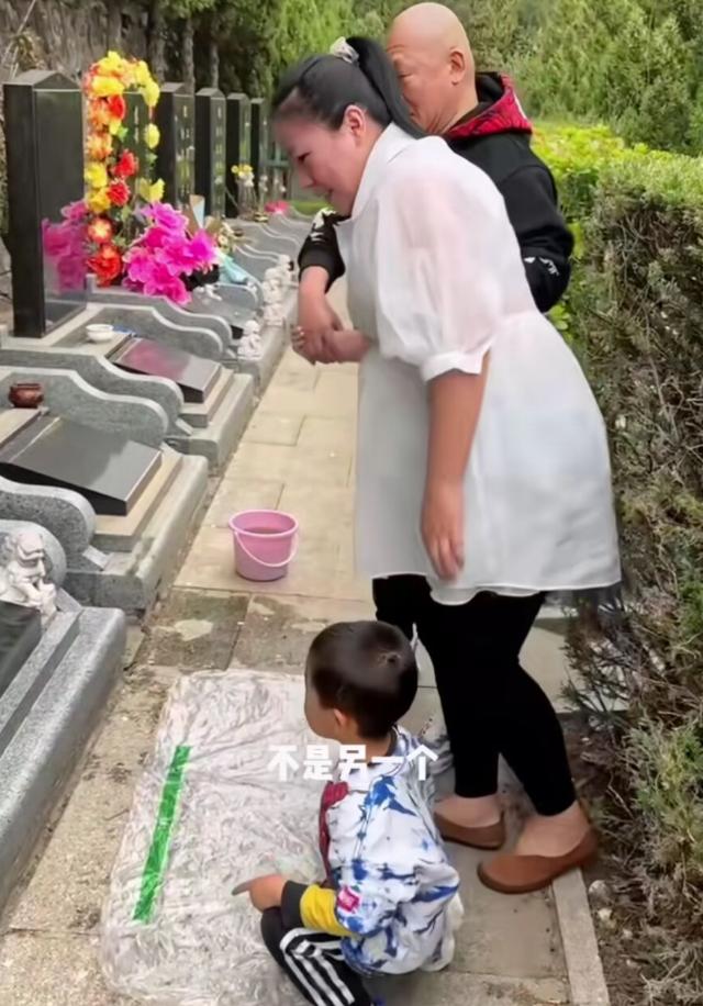谢东携孕妻上坟引争议,60岁谢东携孕妻上坟引争议