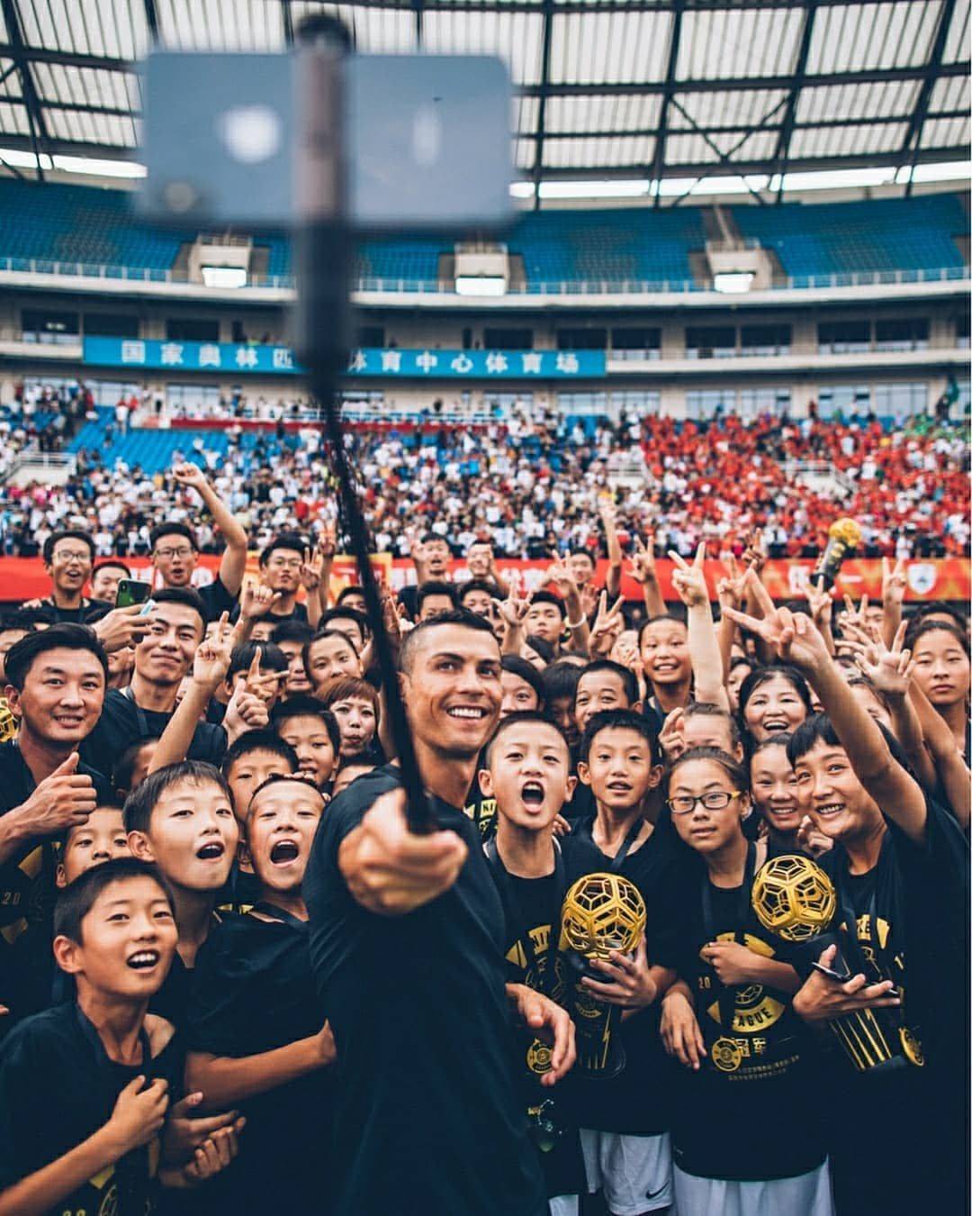 c罗韩国行为引发韩球迷强烈不满,c罗宠爱球迷视频