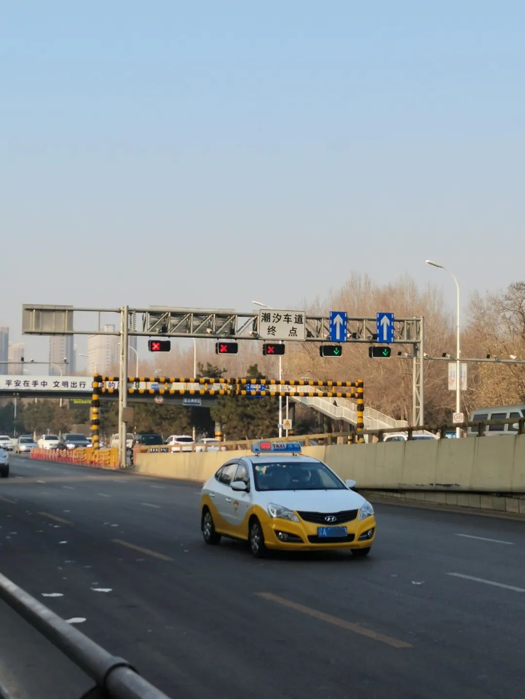 道路上的双黄虚线是什么意思,潮汐车道双黄虚线可以变道吗