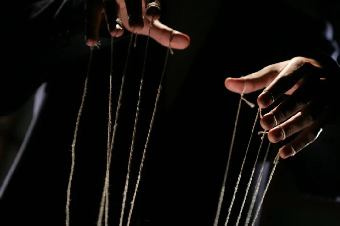 “不打点‘擦边球’,哪来的‘月入过万’?”记者*底卧**某知名网络招聘平台发现