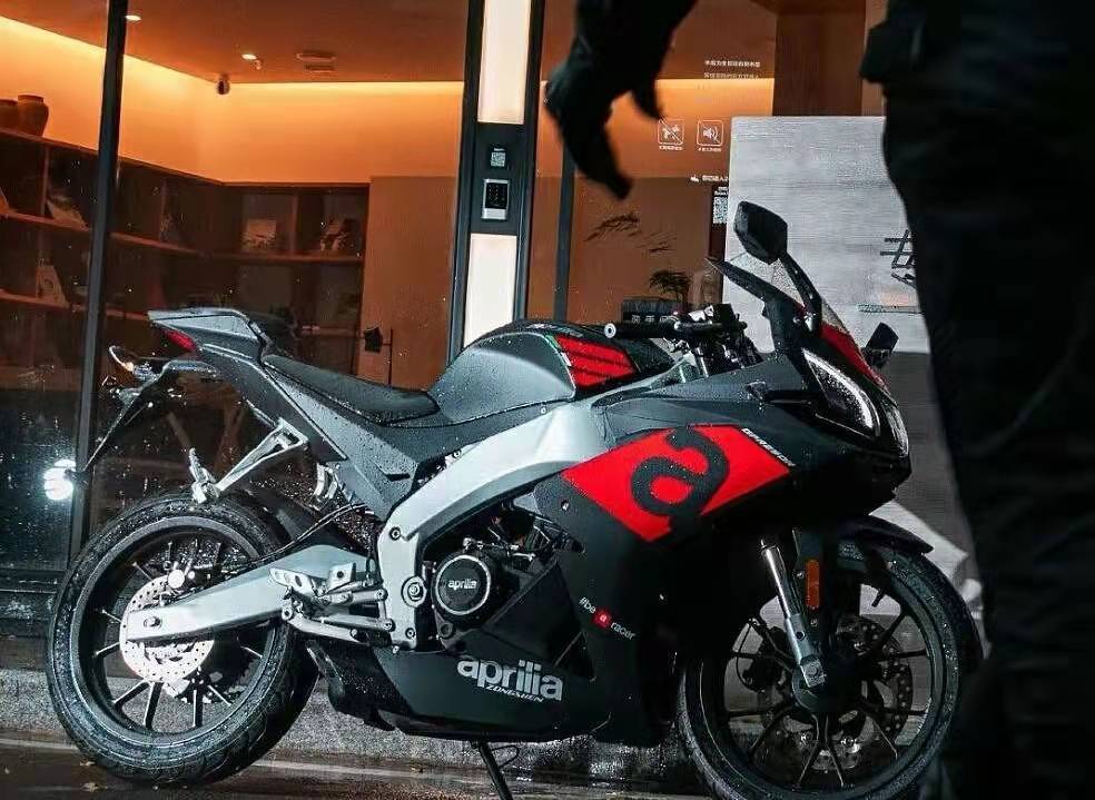 宗申阿普利亚gpr250r对比春风250sr,宗申阿普利亚gpr250r和无极300rr