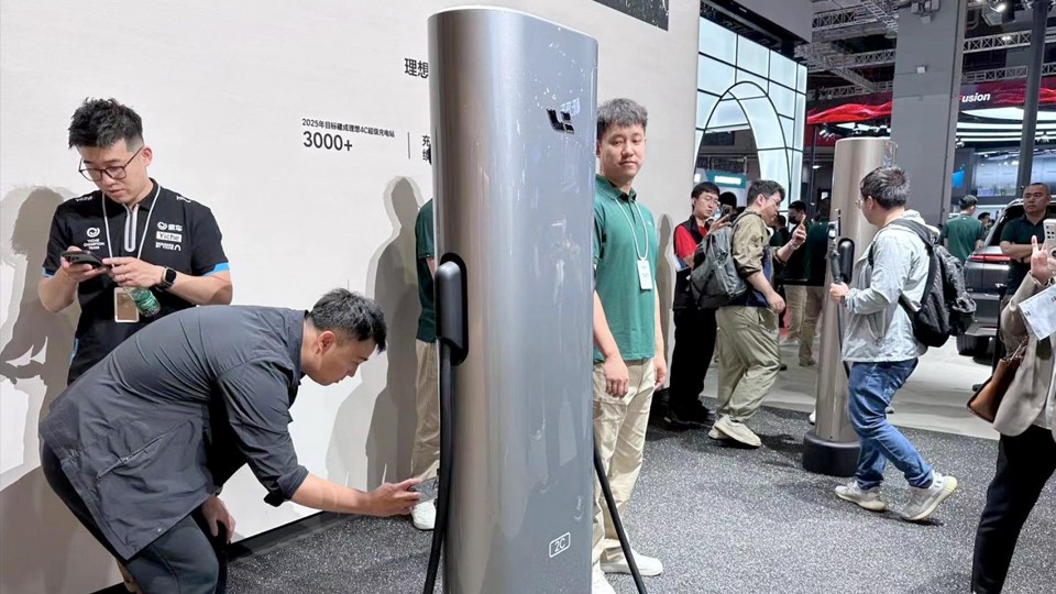 充电这道难题，理想给出高压和超充桩，这是抄了谁的作业？