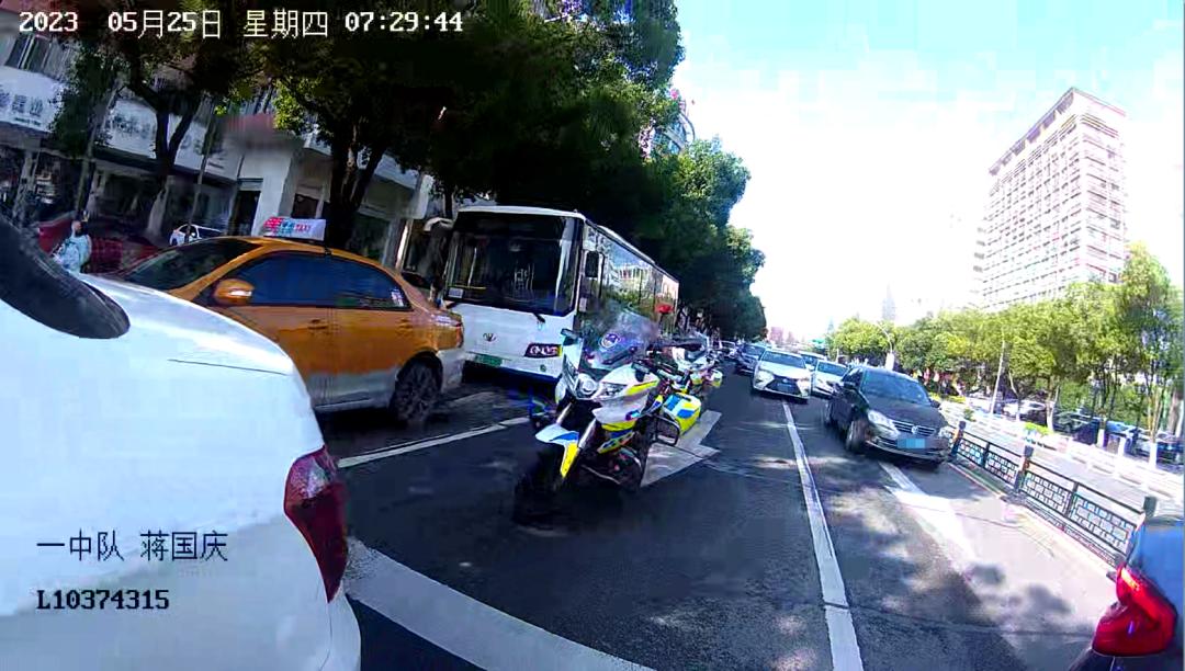 车辆故障交警们秒变修车工,铁骑队员路遇车祸及时出手相助