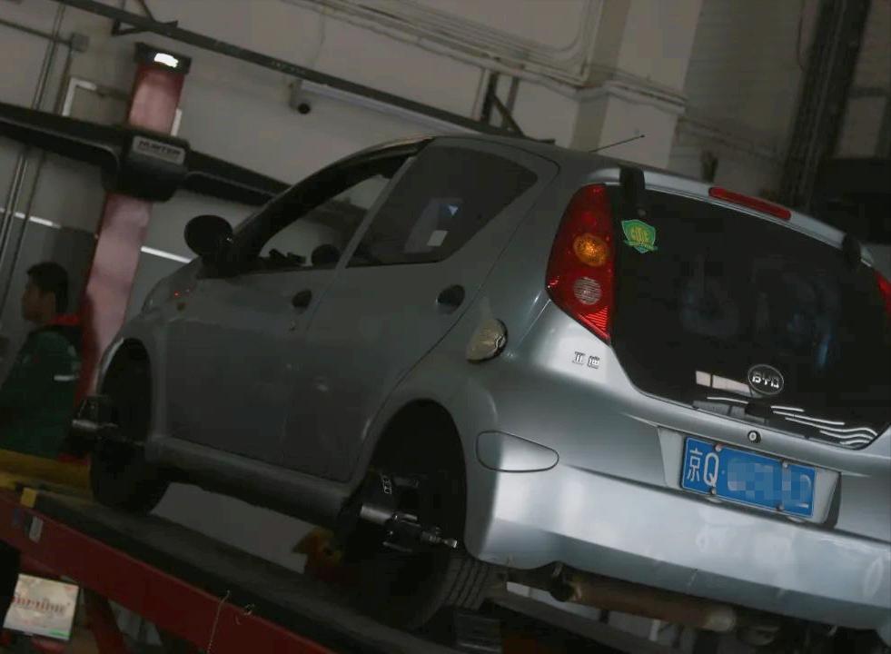 2010款比亚迪f0翻新案例,比亚迪f0全车翻新喷漆多少钱