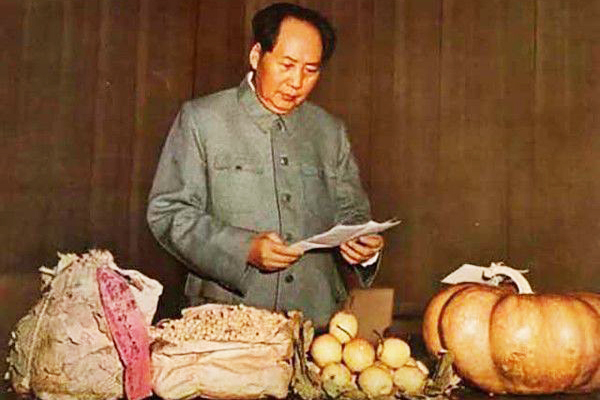 1954年，毛主席受李煜《浪淘沙令》启发，写下千古绝唱《浪淘沙》