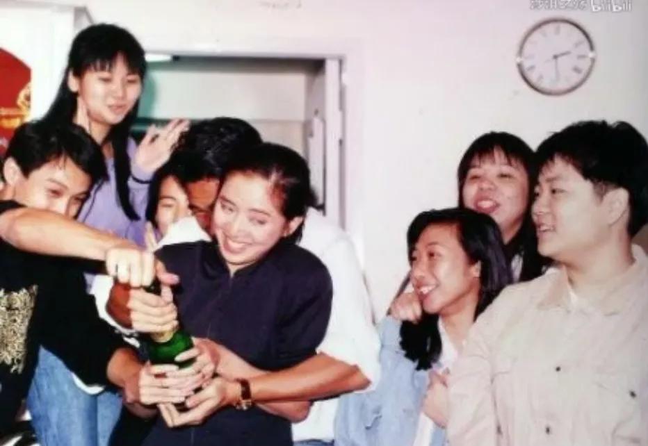 梅艳芳怎么走出失恋,梅艳芳漫步人生路