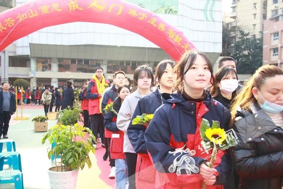 重庆四十二中举行高2022届成人仪式暨高考“冲刺”誓师大会