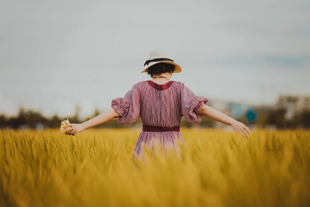 隔着桌子夹菜,不要光拿筷子夹菜