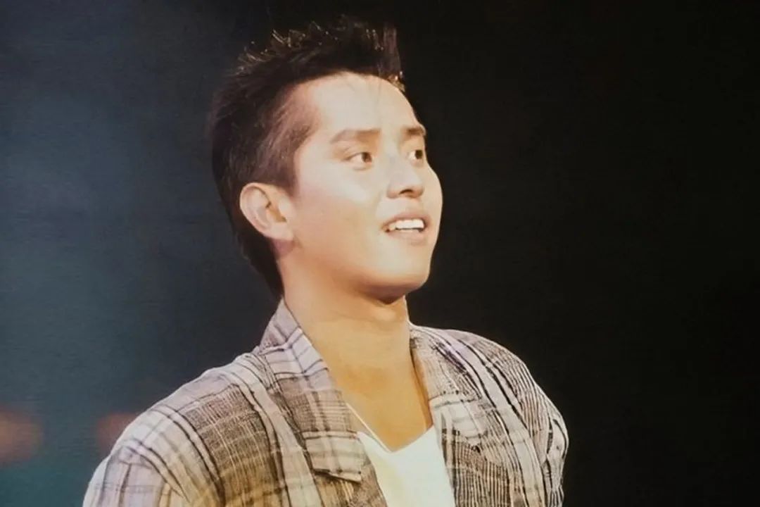 张国荣80年代天王巨星现场,80年代香港的天王巨星和天后