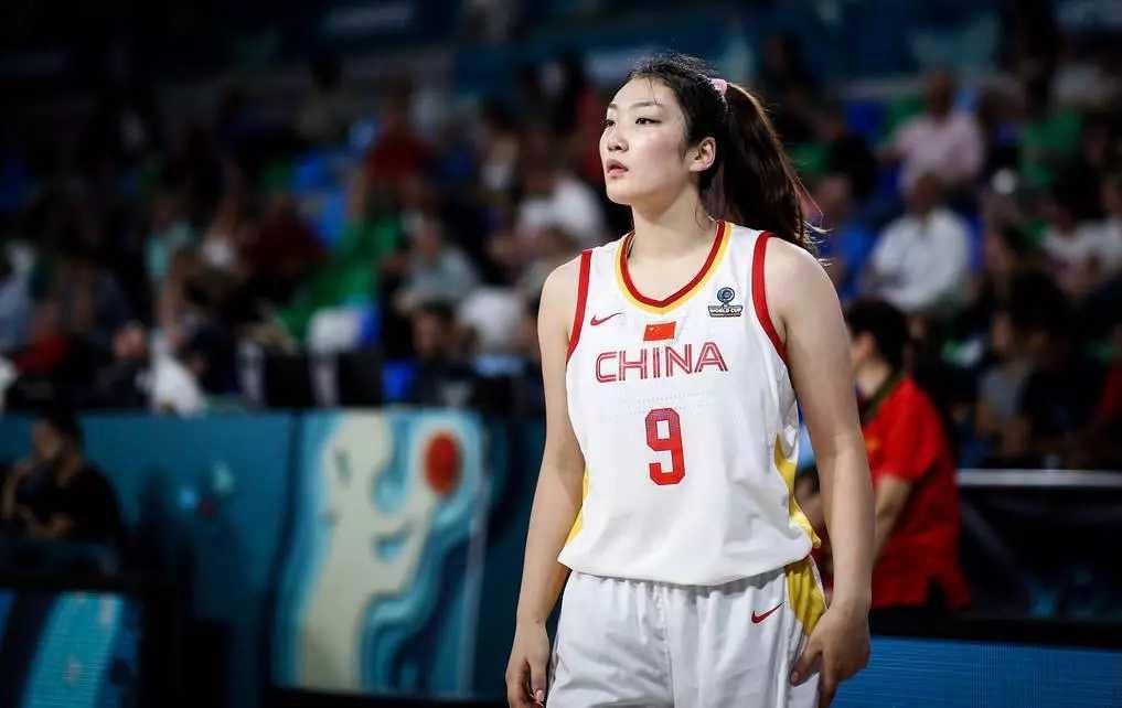 李梦wnba入场绿色穿搭与队友拍照,李梦亮相wnba几分