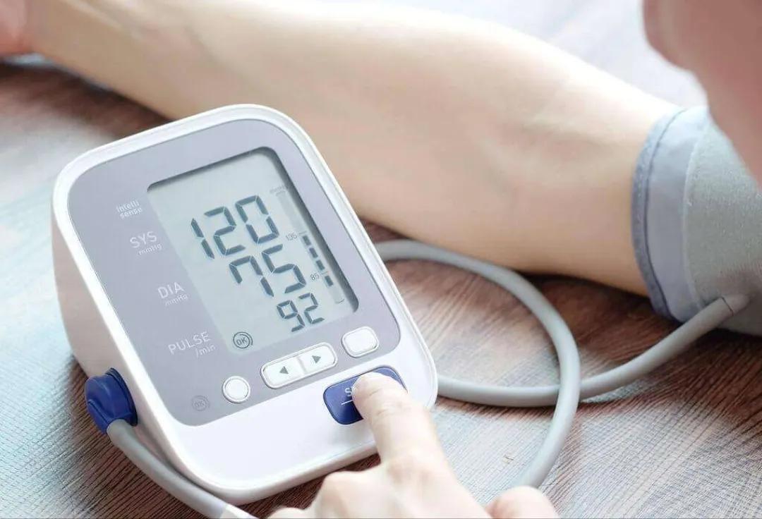 腕式血压计左手和右手测量不一样,电子血压计第几次测量最准确