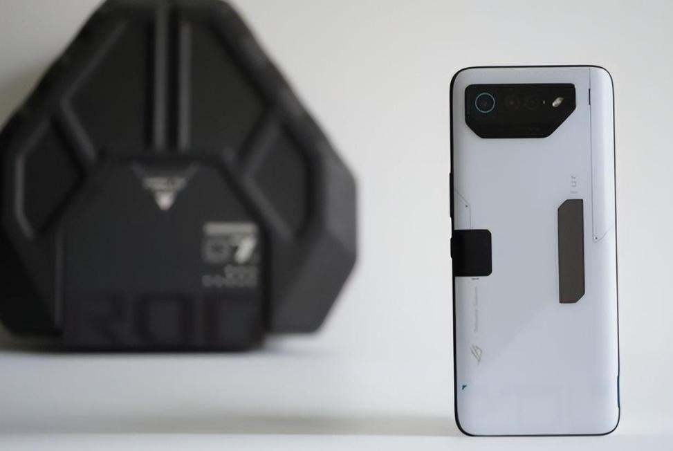 rog7pro和苹果14,rog7pro游戏性能对比iphone14