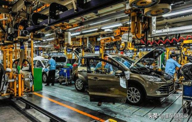 开车看到带锯齿的车道一定要小心,开车遇到锯齿车道怎么解决