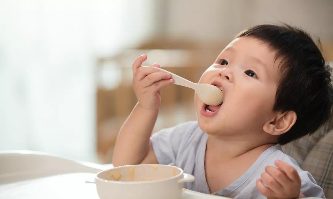 15个月宝宝不吃饭光喝奶咋办,2岁宝宝光喝奶不吃饭怎么办