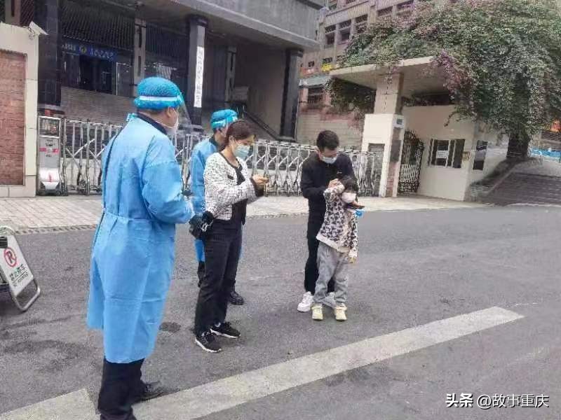 “三头六臂”一键切换渝中民警“神技”战疫持续上演暖心故事