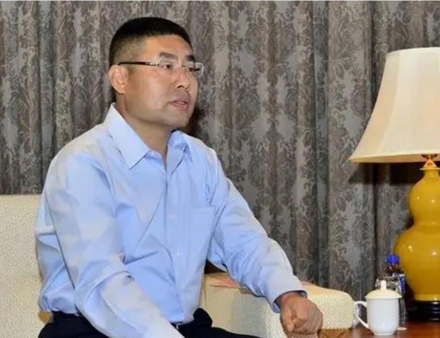 欠债2600亿，当街痛哭！给员工送宝马的河北首富，如今彻底怂了