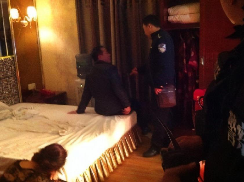 情人关系住酒店男女都要登记吗,法律法规对情人住酒店的有关规定