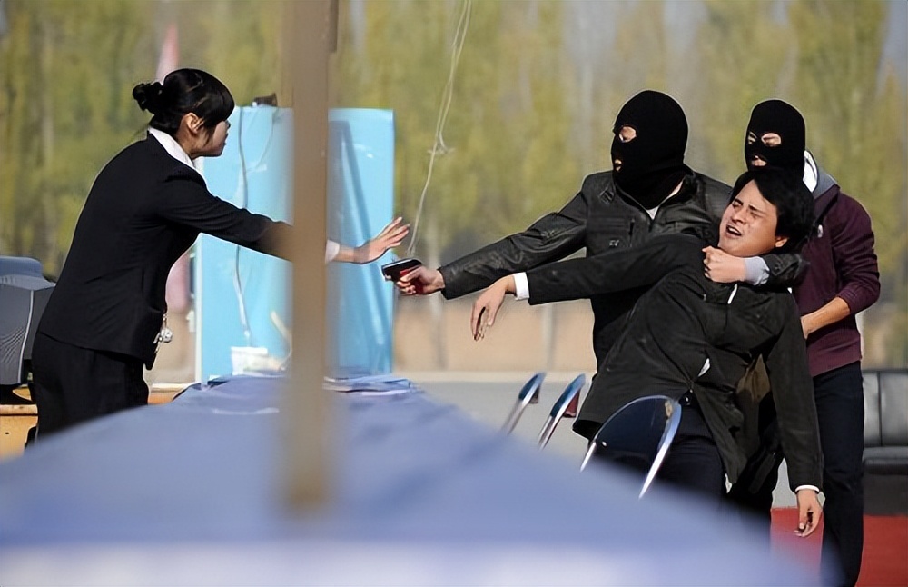 两个兵王叛逃，与一千多军警对峙3天，放大火烧山才将他俩制服！