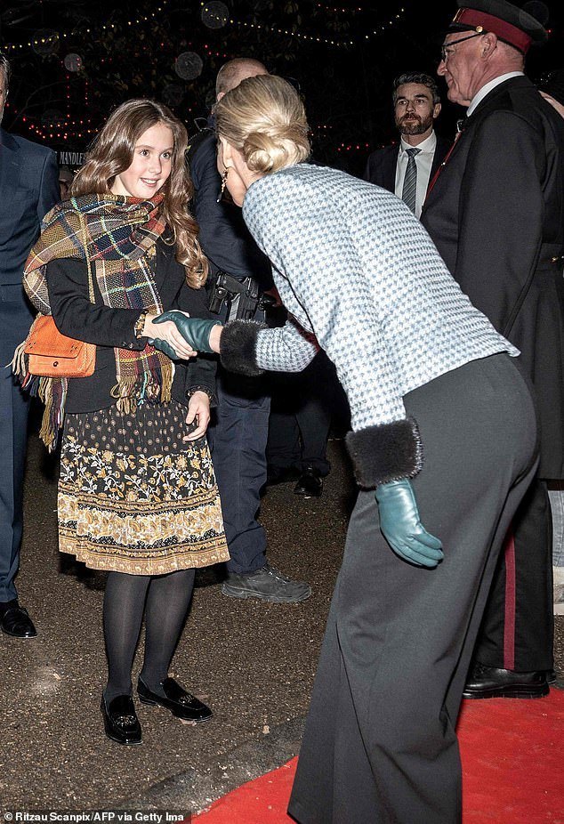 82岁丹麦女王穿貂儿看芭蕾舞，惹争议；11岁孙女颜值逆袭似洋娃娃