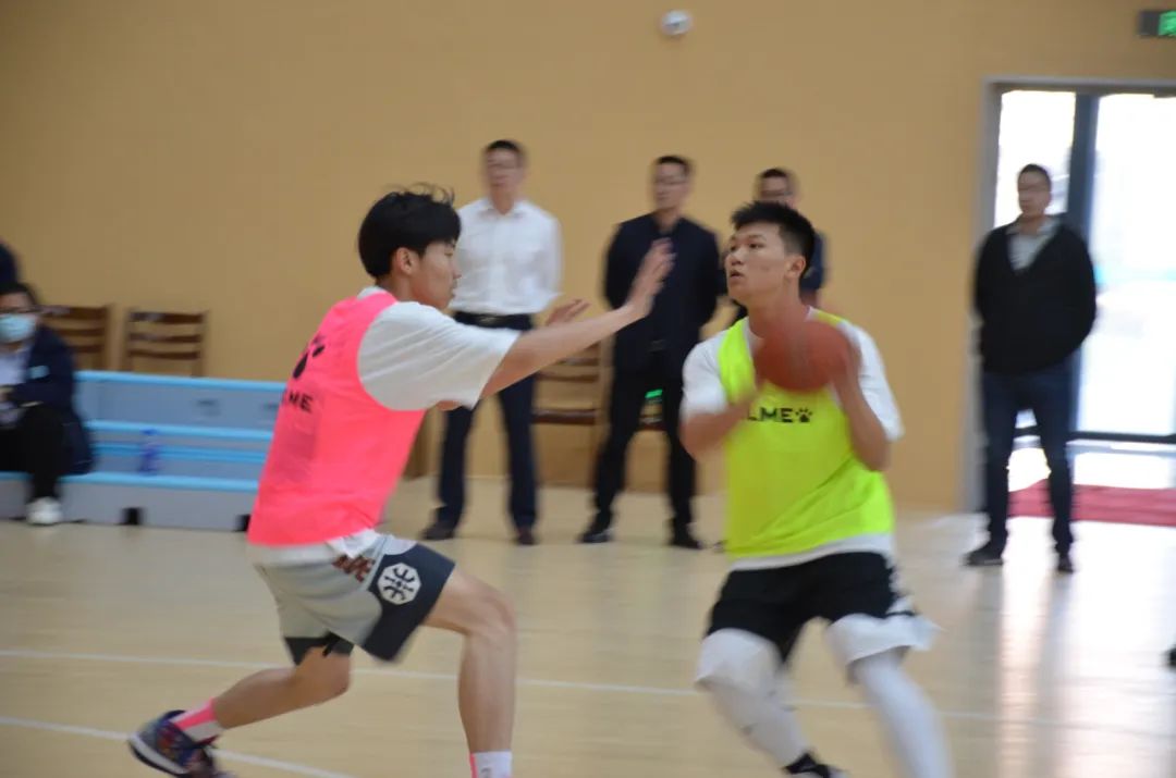 “篮”不住的风采“足”够精彩