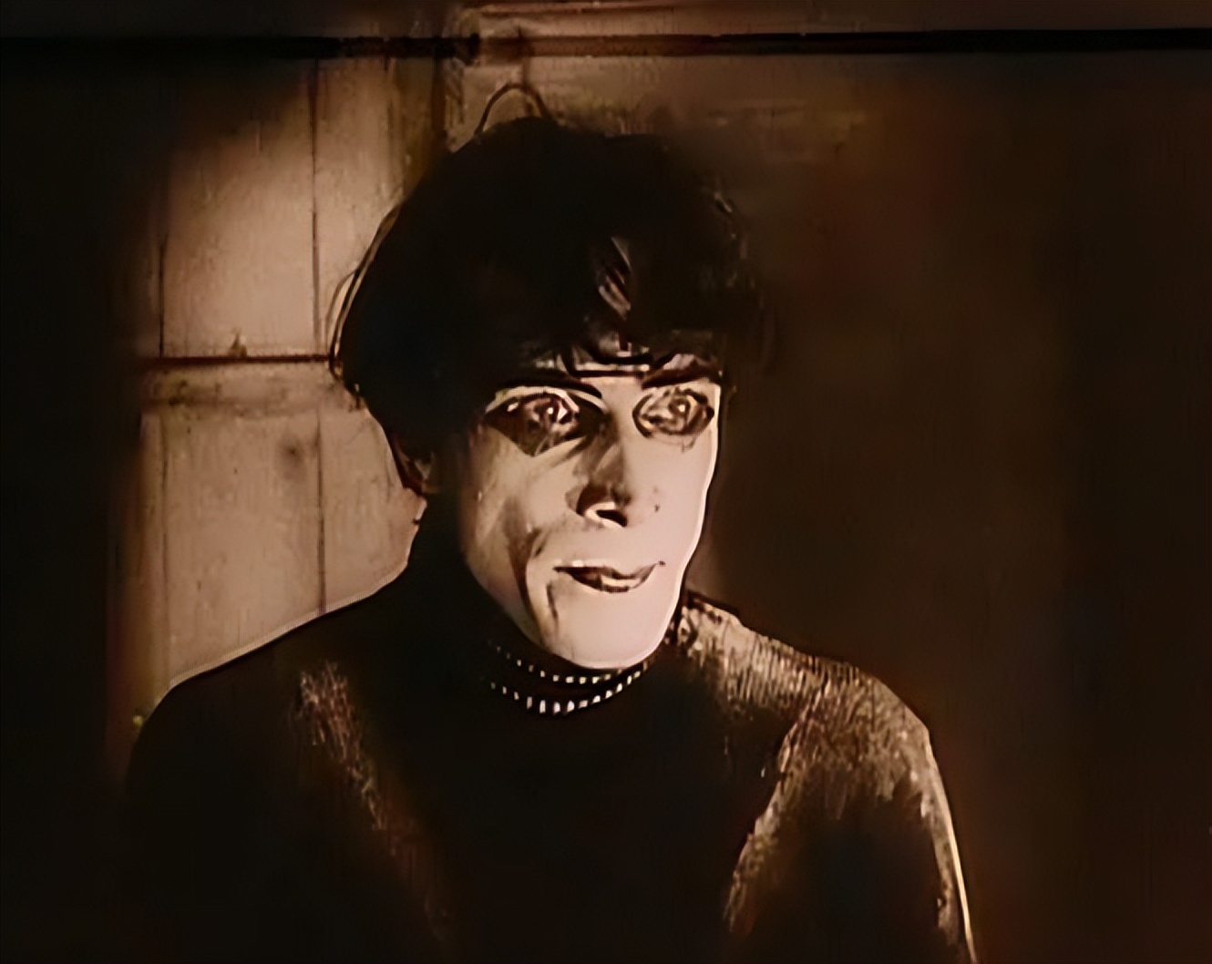 罗勃.韦恩导演用一部黑白电影,开创了德国表现主义电影的先河