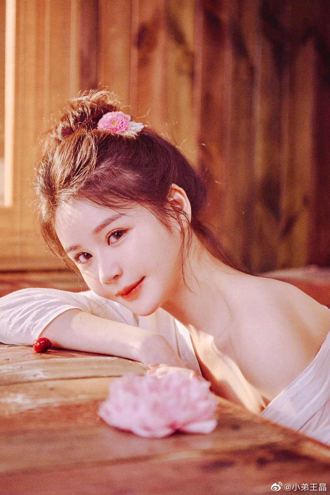 一个斜眼，一个满脸痘痘，这颜值王晶你也吹的下去？