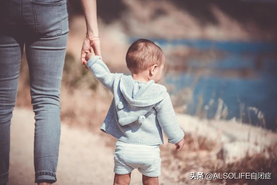 鹦鹉学舌都是自闭症的表现吗,自闭症小孩鹦鹉学舌