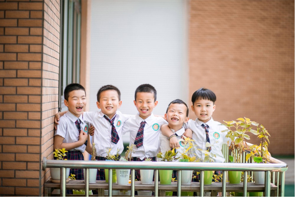 如何清洗白色的校服,如何洗学生白色校服汗渍