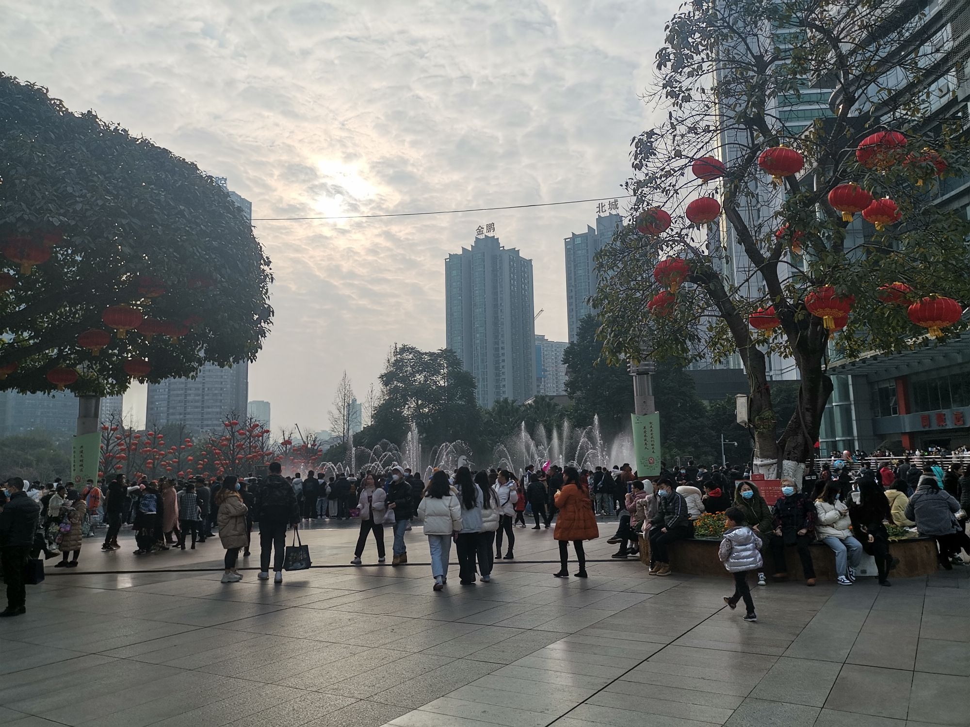 重庆江北著名的城市公园，地处闹市中心游人扎堆，打牌聊天好闹热