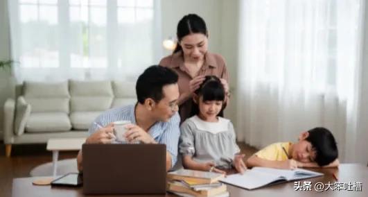 他只有13岁，却被判定为重度抑郁症。治疗期间，母亲却依旧不放过