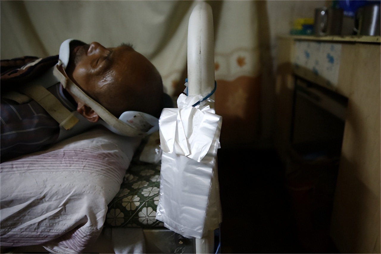 2015年，安徽女孩上街“扮牛”让人骑5元一次，背后隐情催人泪下