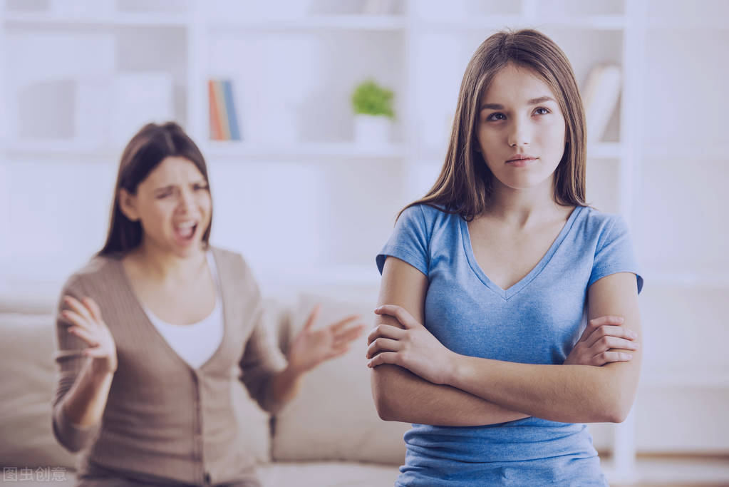 面对自私自利的父母，她该如何应对？