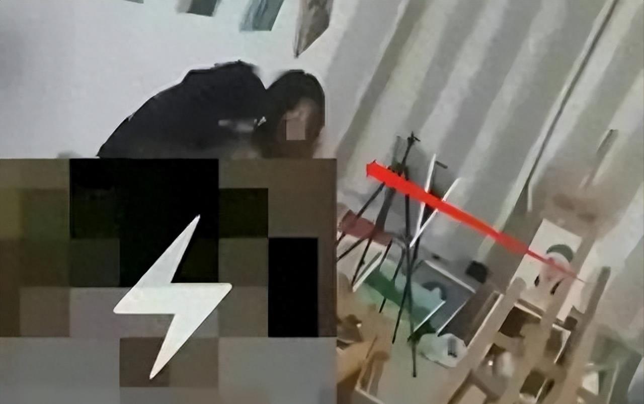 山东画室女主不雅视频曝光，身材高挑貌美，眼神迷人。