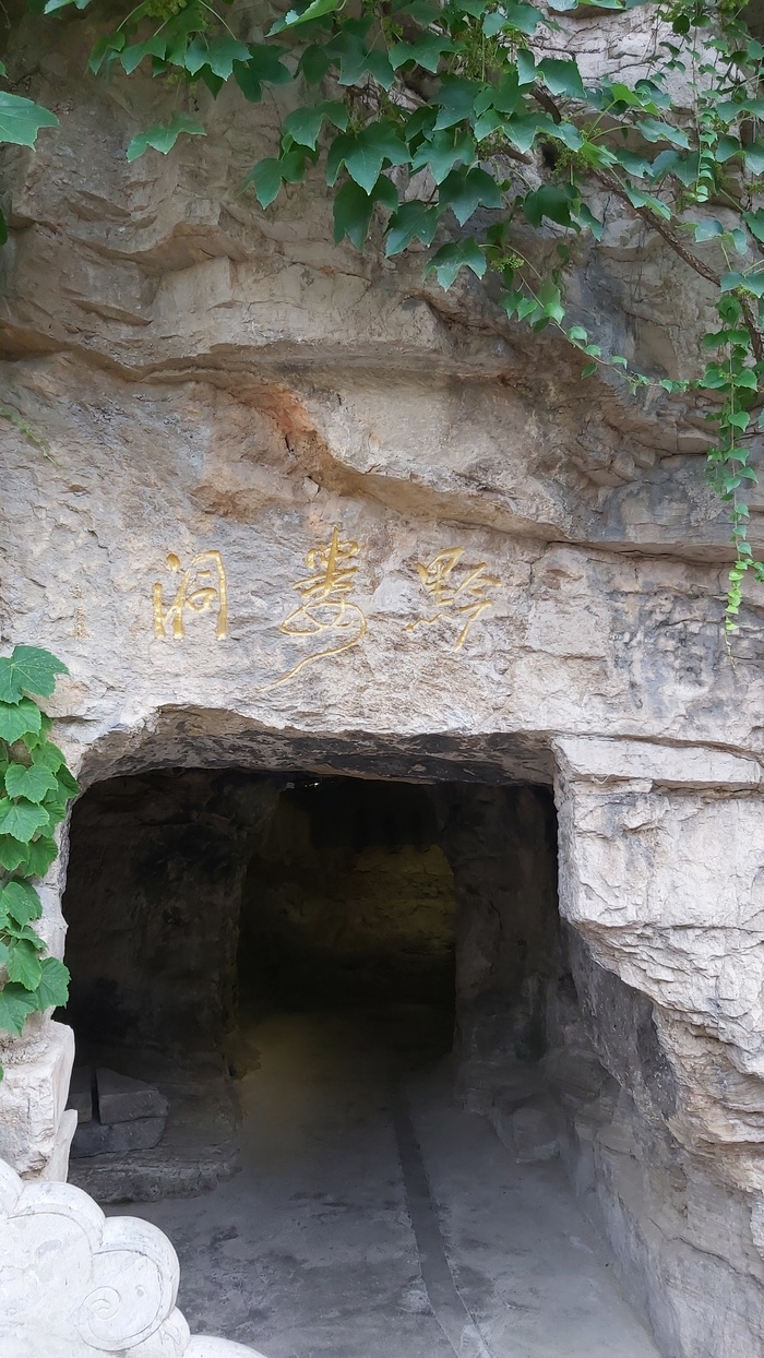 济南千佛山的飞来石的来历,济南千佛山的千佛洞的来历