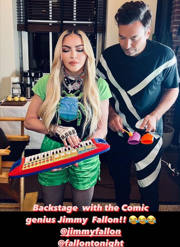 麦当娜16岁黑人儿子爱穿女装！抢妈妈的衣服穿，裹身长裙“妩媚”