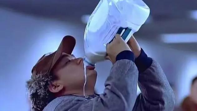 8箱芒果托运,女子托运八箱芒果太重当场吃