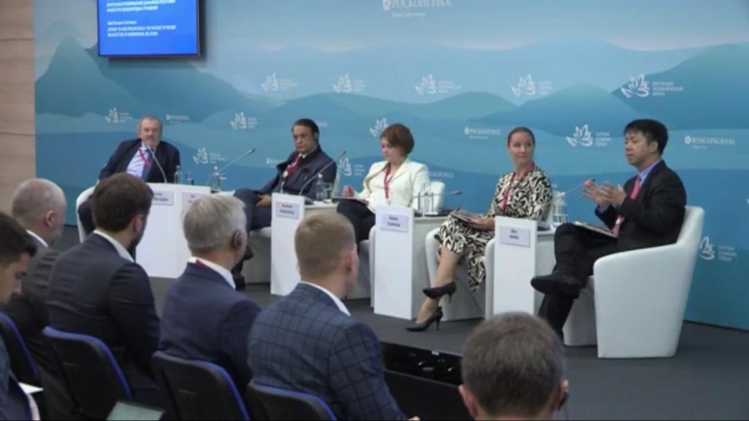 当俄副总理面说，背靠中国，将海参崴建成新的香港