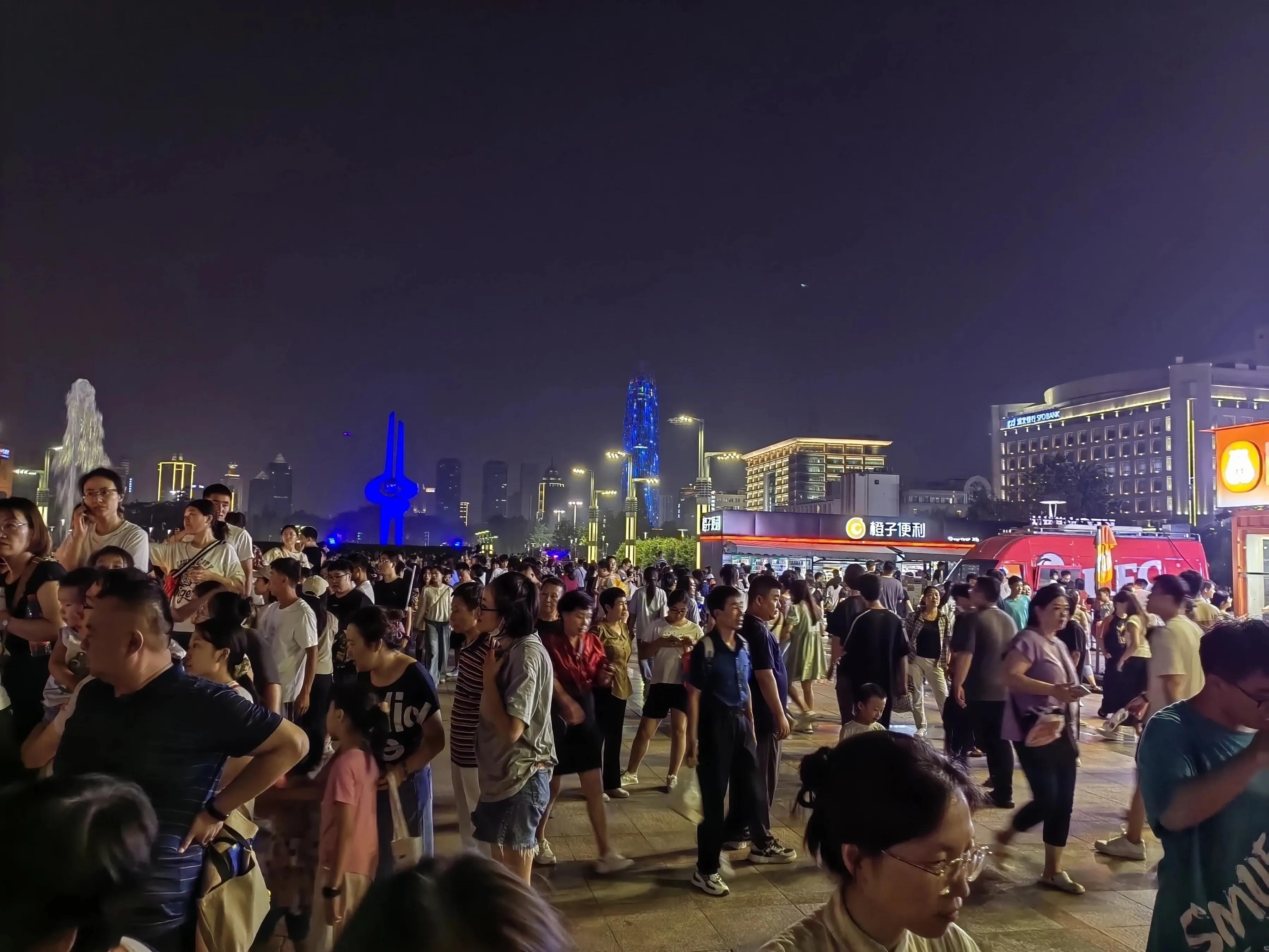 济南第二个泉城广场,泉城广场是市中区吗